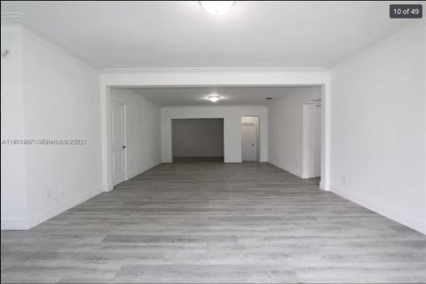 House in Miami, Florida 3 bedrooms, 255.48 sq.m. № 1990472 - photo 9