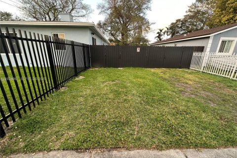 House in Miami, Florida 3 bedrooms, 255.48 sq.m. № 1990472 - photo 11