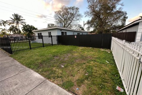 House in Miami, Florida 3 bedrooms, 255.48 sq.m. № 1990472 - photo 15