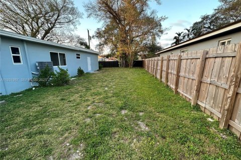 House in Miami, Florida 3 bedrooms, 255.48 sq.m. № 1990472 - photo 12