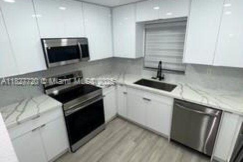 Townhouse in Hollywood, Florida 2 bedrooms, 134.15 sq.m. № 2059692 - photo 3