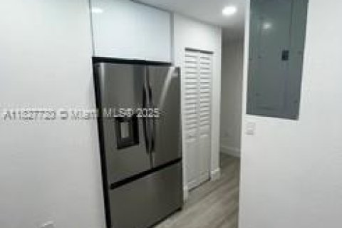 Townhouse in Hollywood, Florida 2 bedrooms, 134.15 sq.m. № 2059692 - photo 6