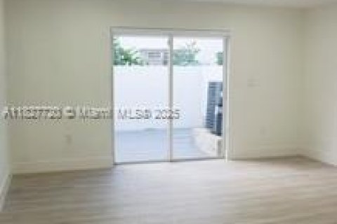 Townhouse in Hollywood, Florida 2 bedrooms, 134.15 sq.m. № 2059692 - photo 19