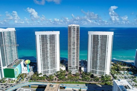 Condo in Hallandale Beach, Florida, 1 bedroom  № 2028019 - photo 21