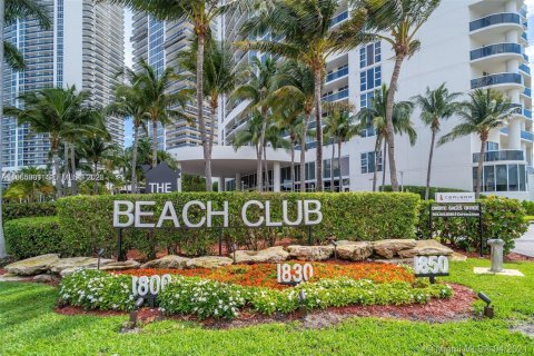 Condo in Hallandale Beach, Florida, 1 bedroom  № 2028019 - photo 2