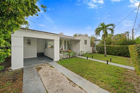 House in Miami, Florida 2 bedrooms, 90.77 sq.m. № 2035491 - photo 15