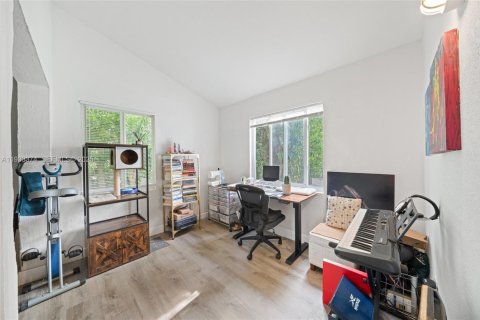 House in Miami, Florida 2 bedrooms, 90.77 sq.m. № 2035491 - photo 12