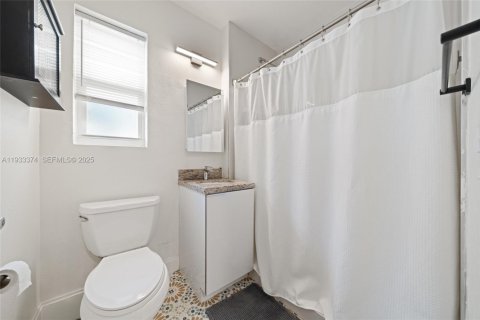 House in Miami, Florida 2 bedrooms, 90.77 sq.m. № 2035491 - photo 11