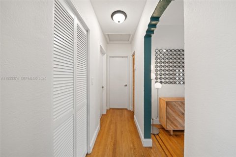 House in Miami, Florida 2 bedrooms, 90.77 sq.m. № 2035491 - photo 10