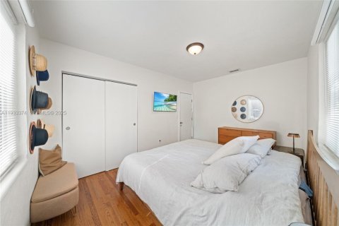 House in Miami, Florida 2 bedrooms, 90.77 sq.m. № 2035491 - photo 9