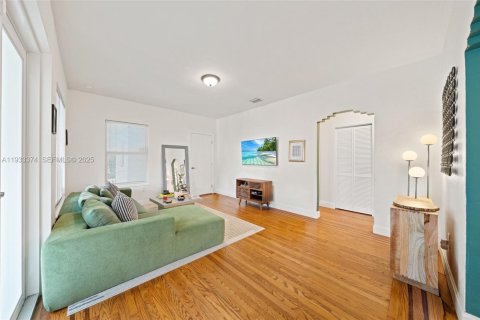House in Miami, Florida 2 bedrooms, 90.77 sq.m. № 2035491 - photo 3