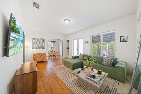 House in Miami, Florida 2 bedrooms, 90.77 sq.m. № 2035491
