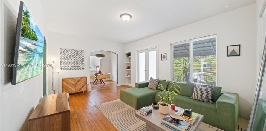 House in Miami, Florida 2 bedrooms, 90.77 sq.m. № 2035491
