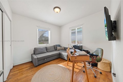 House in Miami, Florida 2 bedrooms, 90.77 sq.m. № 2035491 - photo 5