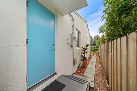 House in Miami, Florida 2 bedrooms, 90.77 sq.m. № 2035491 - photo 17