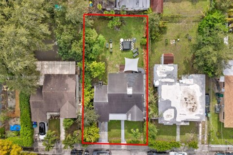 House in Miami, Florida 2 bedrooms, 90.77 sq.m. № 2035491 - photo 22