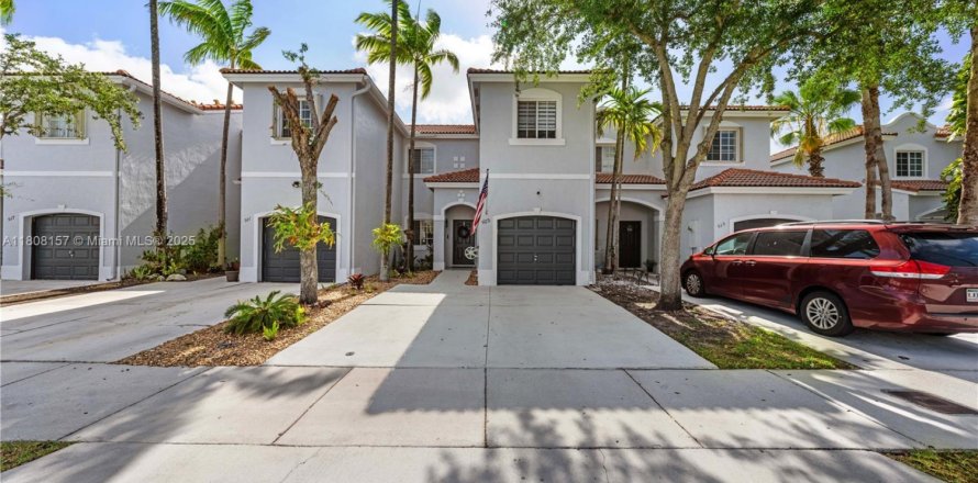 Townhouse in Miami, Florida 3 bedrooms, 127.09 sq.m. № 1748515