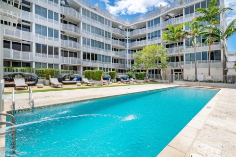 Condo in Miami Beach, Florida, 1 bedroom  № 2040432 - photo 11