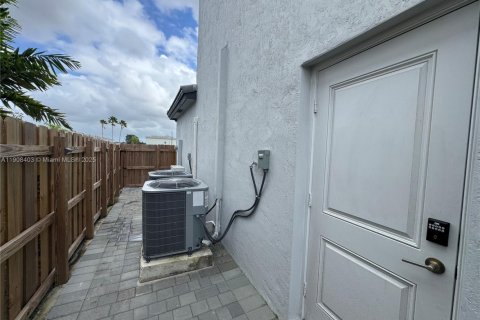 Immobilier commercial à louer à Homestead, Floride: 224.64 m2 № 1967019 - photo 3