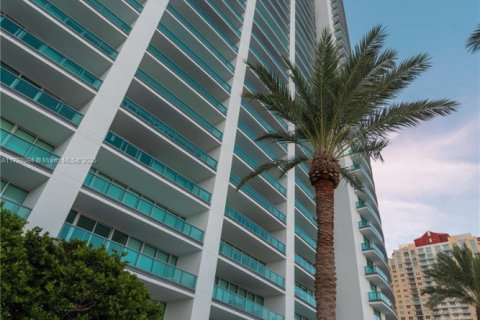 Condo in Miami, Florida, 3 bedrooms  № 1700643 - photo 1