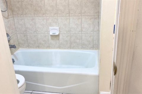 Condo in Orlando, Florida, 2 bedrooms  № 1901569 - photo 15