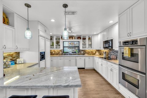 House in Boca Raton, Florida 3 bedrooms, 184.5 sq.m. № 1889333 - photo 10