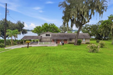 House in Auburndale, Florida 3 bedrooms, 244.33 sq.m. № 2277973