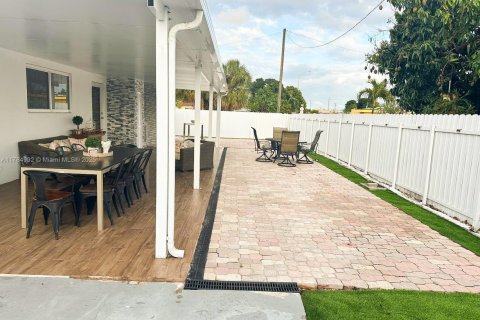 House in Hialeah, Florida 6 bedrooms, 183.11 sq.m. № 1708567 - photo 28