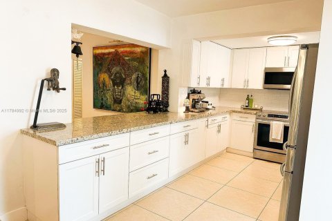 House in Hialeah, Florida 6 bedrooms, 183.11 sq.m. № 1708567 - photo 9