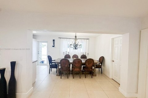 House in Hialeah, Florida 6 bedrooms, 183.11 sq.m. № 1708567 - photo 11