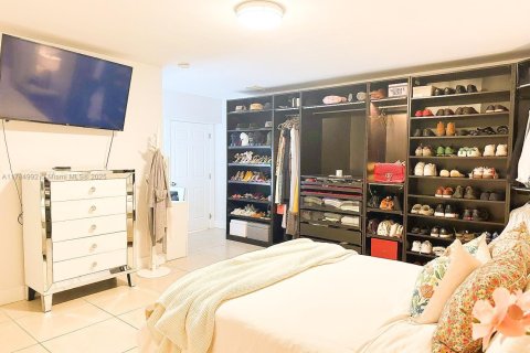 House in Hialeah, Florida 6 bedrooms, 183.11 sq.m. № 1708567 - photo 13