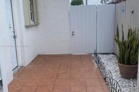 House in Hialeah, Florida 6 bedrooms, 183.11 sq.m. № 1708567 - photo 21