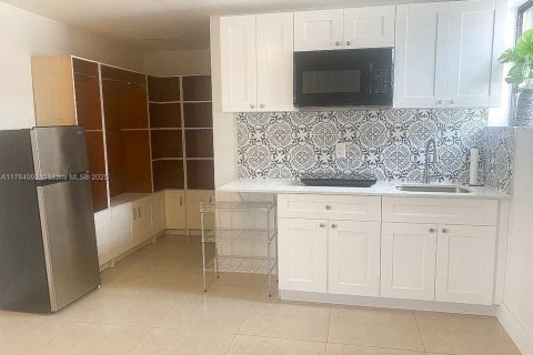 House in Hialeah, Florida 6 bedrooms, 183.11 sq.m. № 1708567 - photo 22