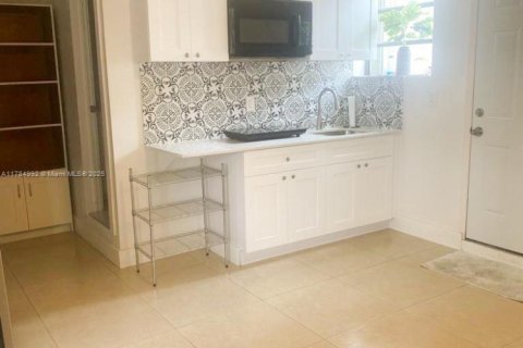 House in Hialeah, Florida 6 bedrooms, 183.11 sq.m. № 1708567 - photo 29