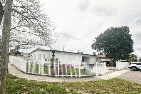 House in Hialeah, Florida 6 bedrooms, 183.11 sq.m. № 1708567 - photo 1