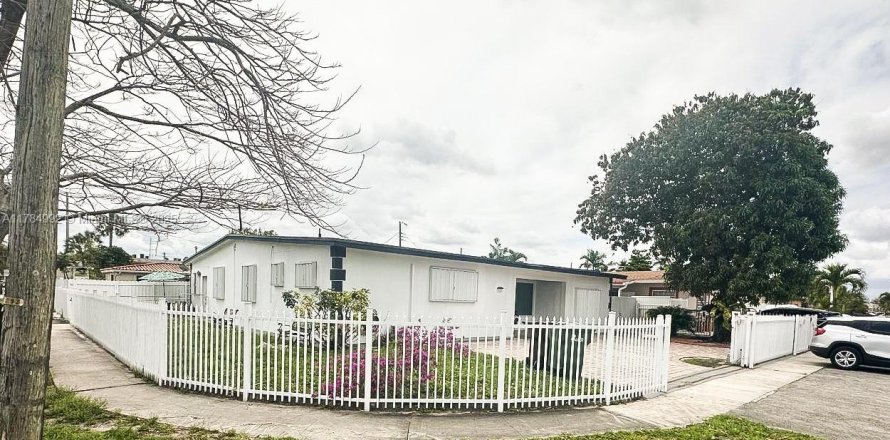 House in Hialeah, Florida 6 bedrooms, 183.11 sq.m. № 1708567