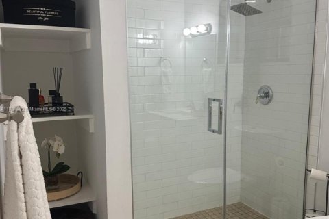 House in Hialeah, Florida 6 bedrooms, 183.11 sq.m. № 1708567 - photo 18
