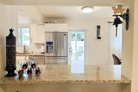 House in Hialeah, Florida 6 bedrooms, 183.11 sq.m. № 1708567 - photo 8