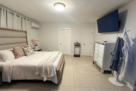 House in Hialeah, Florida 6 bedrooms, 183.11 sq.m. № 1708567 - photo 14