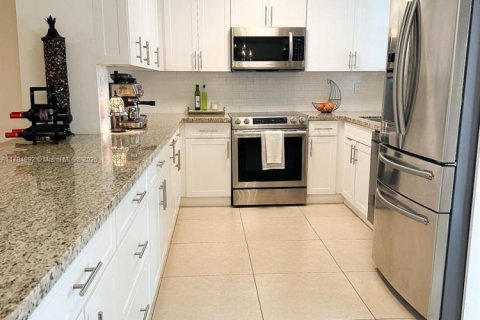 House in Hialeah, Florida 6 bedrooms, 183.11 sq.m. № 1708567 - photo 7