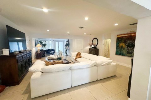 House in Hialeah, Florida 6 bedrooms, 183.11 sq.m. № 1708567 - photo 25