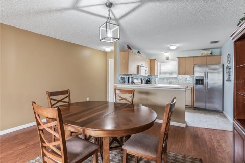 House in The Villages, Florida 2 bedrooms, 102.19 sq.m. № 2227533 - photo 8