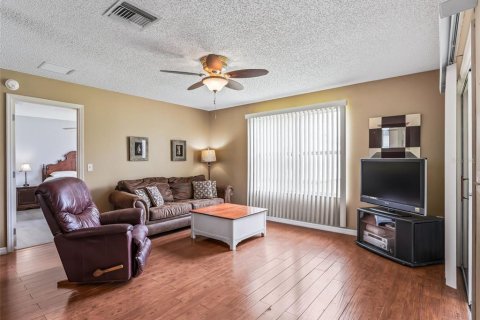 House in The Villages, Florida 2 bedrooms, 102.19 sq.m. № 2227533 - photo 11