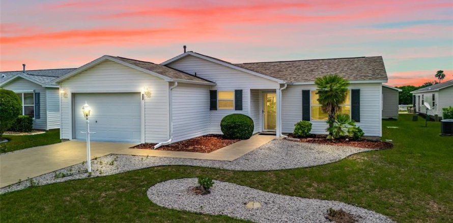 House in The Villages, Florida 2 bedrooms, 102.19 sq.m. № 2227533