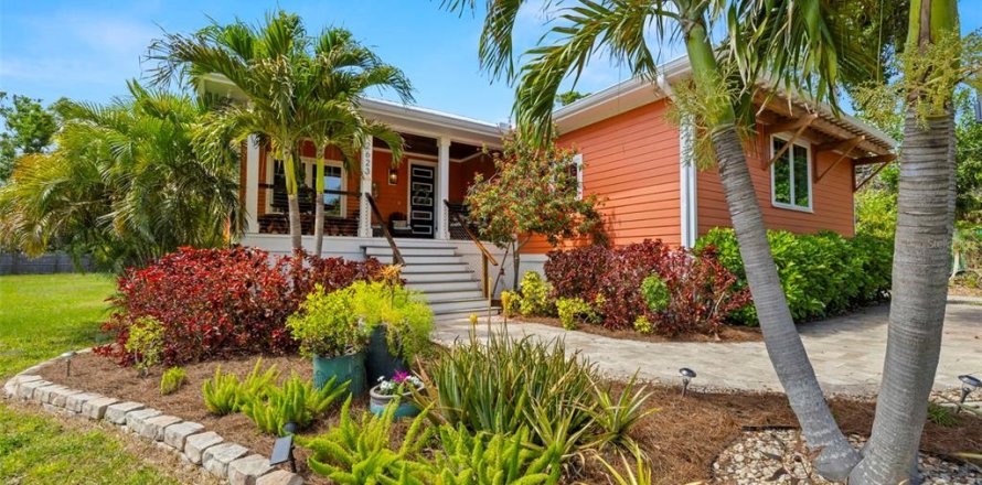 House in Gulfport, Florida 4 bedrooms, 240.15 sq.m. № 1622793
