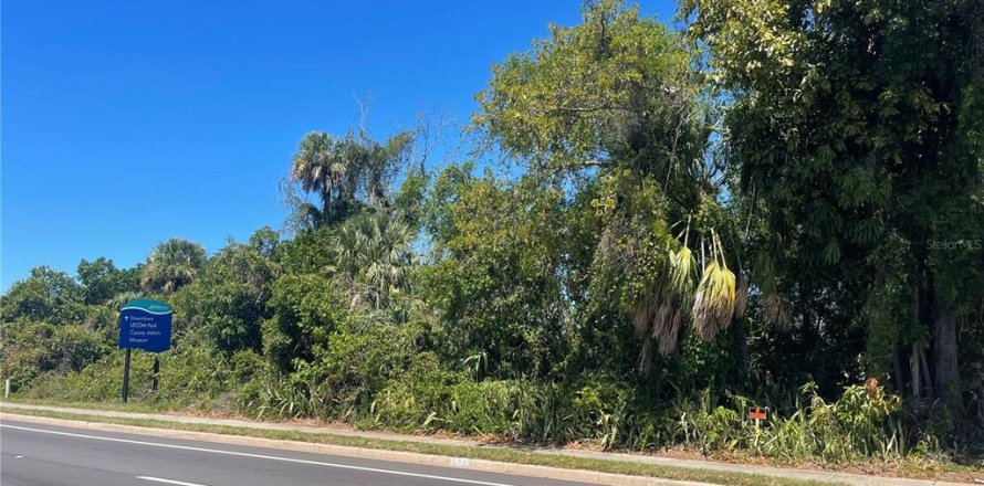 Commercial property in Bradenton, Florida № 2215990
