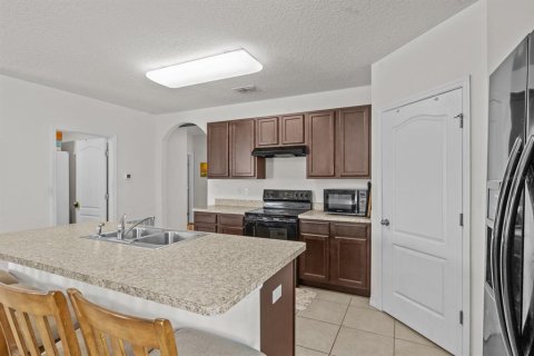 House in Winter Haven, Florida 4 bedrooms, 162.39 sq.m. № 1335973 - photo 4
