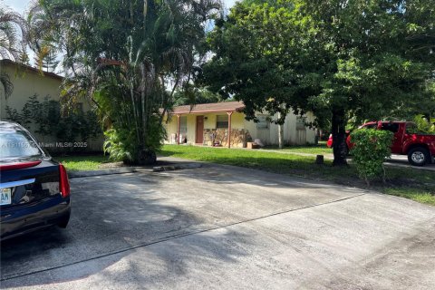 Commercial property in Haverhill, Florida 305.46 sq.m. № 1968092 - photo 2