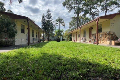 Commercial property in Haverhill, Florida 305.46 sq.m. № 1968092 - photo 1