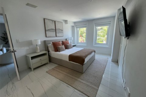 Condo in Miami Beach, Florida, 2 bedrooms  № 1960909 - photo 8